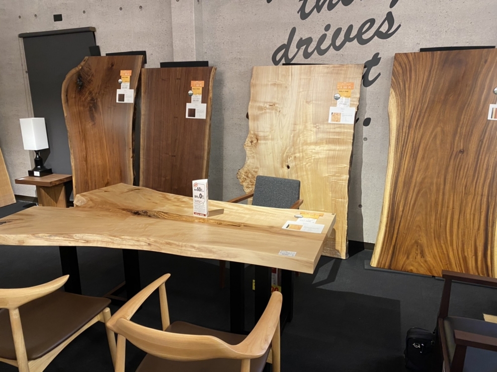 与次郎店にて天然木一枚板テーブル展示中です！ | 鹿児島 家具 